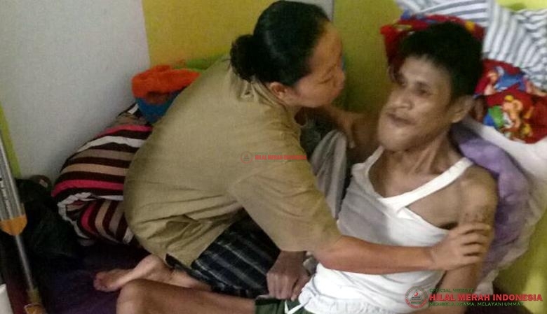 Keberadaan dan kondisi Pak Ubang Subandi di Rumah Singgah ditemani istrinya Suarti.