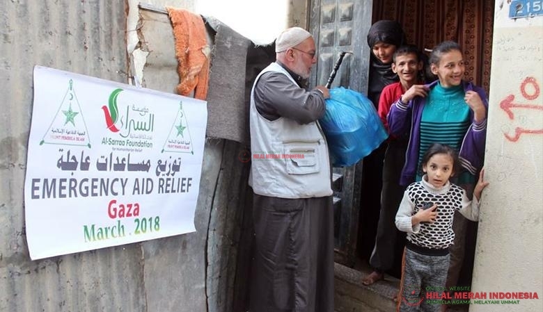 Pembagian paket sembako salah satu rumah warga dhuafa di Gaza, Palestina.