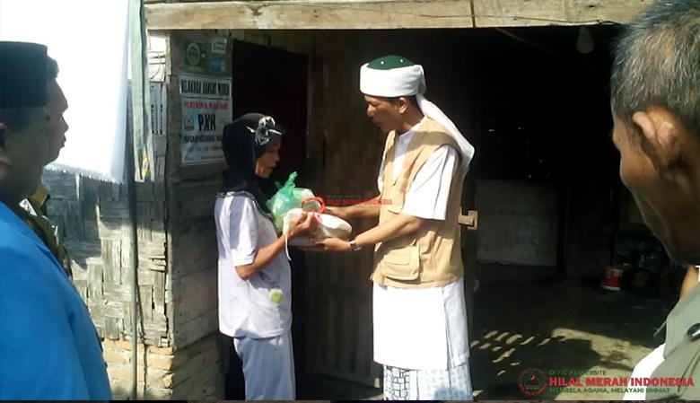 Ustadz Riza Azhari selaku Ketua FPI Langkat, saat membagikan paket sembako.