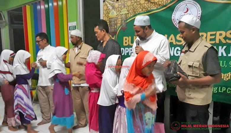 Habib Ali Al Hamid didampingi para pengurus HILMI, saat memberikan santunan kepada anak-anak jalanan.
