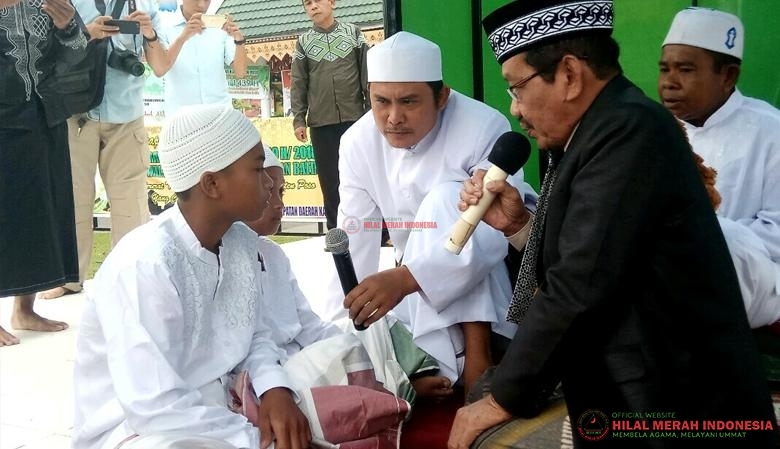 Ketua FPI Poso, Ustadz Sugianto Kaimudin (tengah) saat membimbing syahadat Dais dan Miki.