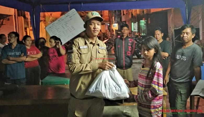 Sekretaris HILMI DKI Jakarta, Danu Putra Ramadhan saat menyerahkan bantuan.