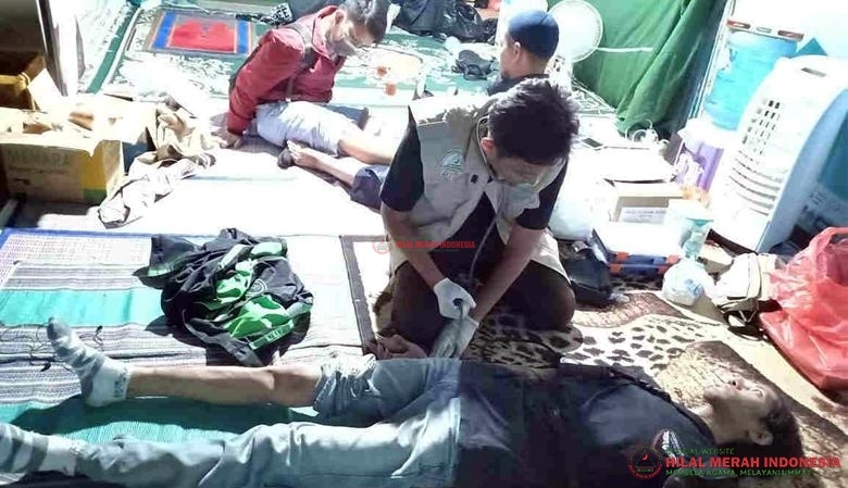 Ustadz Aries Ayyas yang sekaligus Ketua HILMI Kota Bekasi, saat menangani salah satu korban.