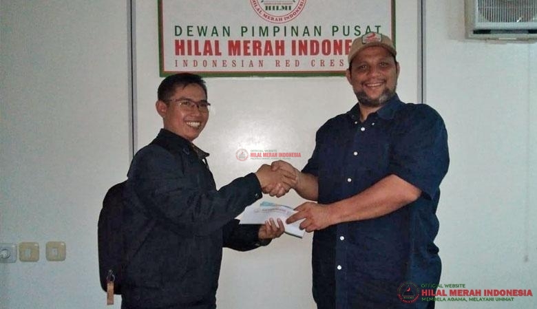 Muhammad Sidik (kiri) saat menyerahkan bantuan.