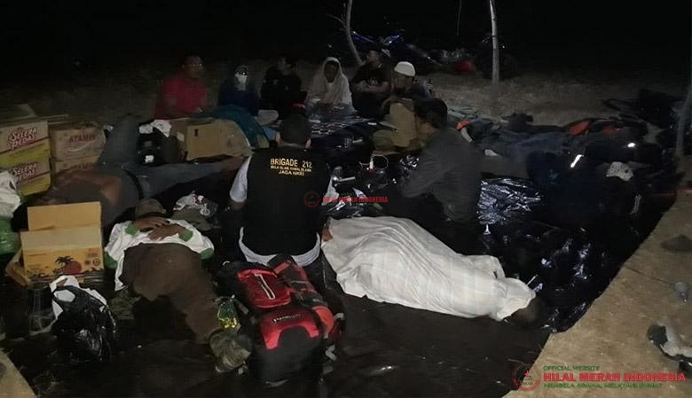 Tim Relawan HILMI-FPI usai pendirian posko-posko pengungsian.