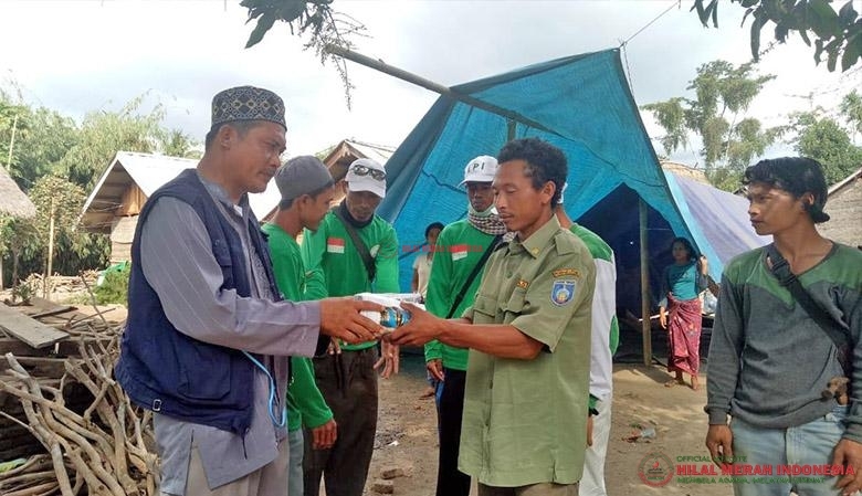 Ustadz Sugianto Kaimudin saat menyerahkan bantuan.