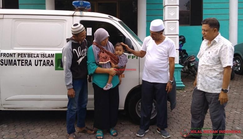 Izzatunnisa dengan ayah ibunya saat di Markas DPD FPI Sumut, ditemani Habib Hud Alattas dan Husni Hasan.