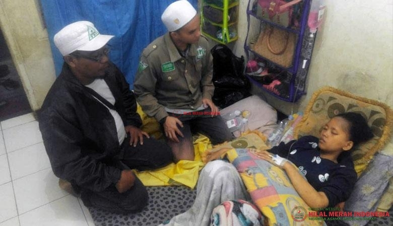 Tim HILMI-FPI Kota Bekasi saat melakukan pertolongan awal kepada Kanaya.