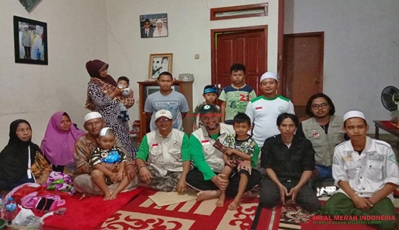 Ketua Umum DPP HILMI-FPI bersama para relawan FPI dan Keluarga Haji Sugandhi yang terkena korban Puting Beliung di Rancaekek-Bandung