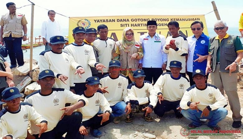 Serah-terima 10 unit perahu dari Yayasan Dana Gotong Royong Kemanusiaan (YDGRK) Siti Hartinah Soehartoyang tiba di pantai desa Way Muli Timur pada Minggu (26/1/2019) malam