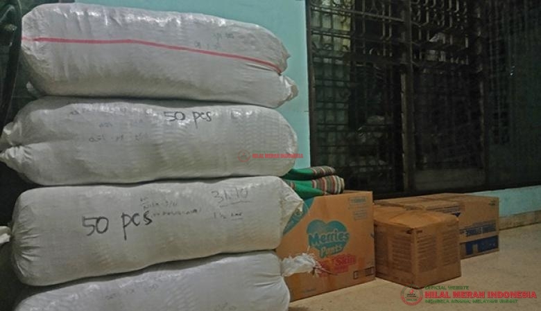 Bantuan DPP HILMI-FPI untuk korban banjir Sulawesi Selatan berupa 200 pcs selimut baru dan obat-obatan