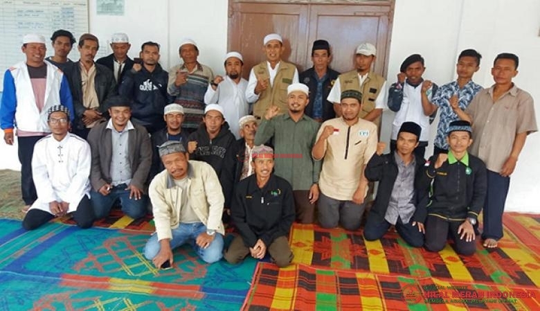 Para Pengurus dari DPD HILMI-FPI dan Perwakilan dari Lembaga Dakwah Front (LDF) SUMUT bersama Sang Mualaf, Limta Sinulingga yang memeluk agama islam