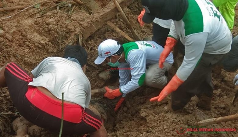 Tim Relawan DPW FPI Makassar berhasil menemukan seorang jenazah korban tanah longsor di Dusun Pattiro, Desa Pattalikang, Kecamatan Manuju, Kabupaten Gowa