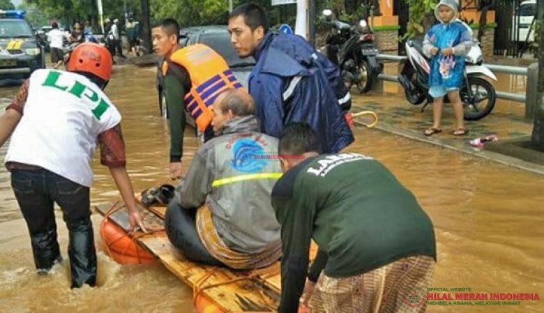 Relawan dari FPI Kota Pekalongan sedang membantu mengevakuasi warga dengan menggunakan rakit sederhana (sumber foto;fpi-online.com)