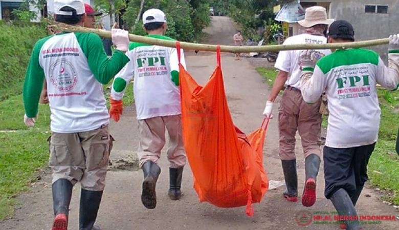 Relawan FPI DPW Makassar sedang mengevakuasi jenazah korban tanah longsor di Desa Sappaya, Gowa-Sulsel