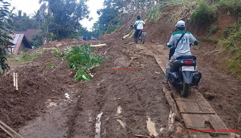 Para Relawan FPI menaklukan bukit yang mengitari Desa Buakkang,dengan kendaraan roda dua untuk menembus daerah tersebut.
