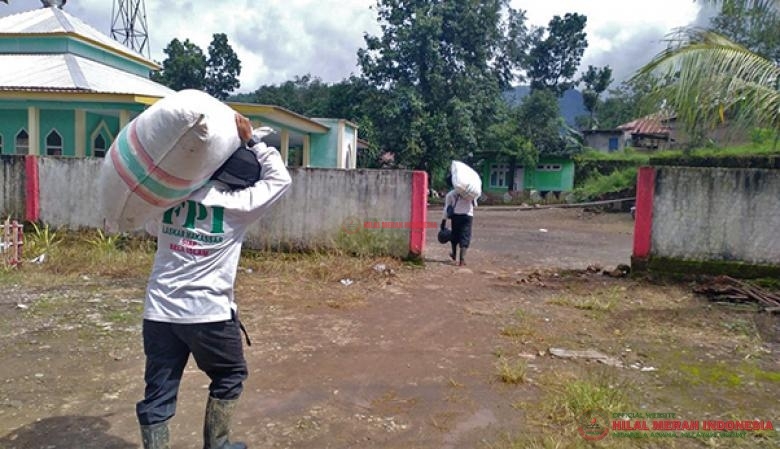 Penyaluran bantuan logistik untuk korban tanah longsor di Dusun Tinggi Balla, Sapayya, Gowa Sulawesi Selatan