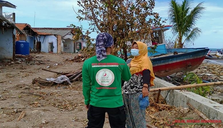 Istri Bendahara DPW FPI Sumur, Bu Narsih menceritakan asal muasal rumahnya yang hancur diterjang tsunami