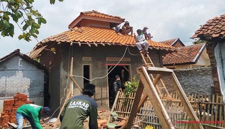 Pembangunan Musholla yang rusak akibat diterjang angin puting beliung di Kampung Babakan Jawa RT03/12, Desa Bojong loa, Kecamatan Rancaekek, Bandung-Jawa Barat