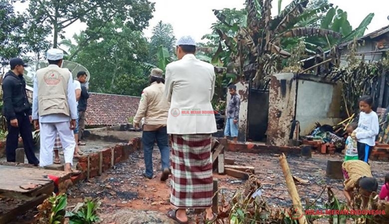 Relawan DPW HILMI-FPI Kabupaten Sukabumi dan DPC FPI Purabaya melakukan kunjungan ke wilayah korban kebakaran yang menimpa sebuah rumah di Desa Citamiang RT 09/04, Kecamatan Purabaya, Kabupaten Sukabumi