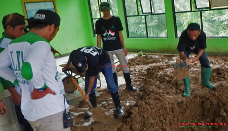 Tim Relawan HILMI-FPI yang tergabung dari DPW FPI Makassar, Gowa, Palu, serta Poso yang berjumlah 22 Laskar ini membantu membersihkan rumah warga serta sarana ibadah