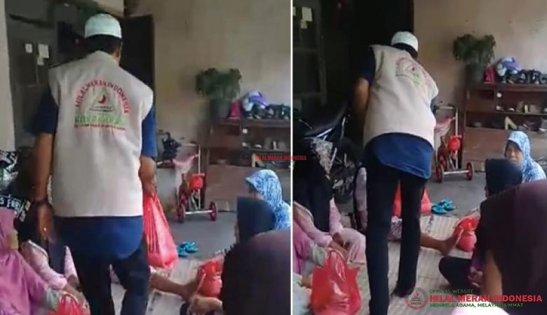 Salah seorang relawan HILMI-FPI Kota Bekasi membagi-bagikan sembako kepada para janda tua, anak yatim dan kaum dhuafa di Kampung Pulo Gede RT08/011, Bekasi Barat