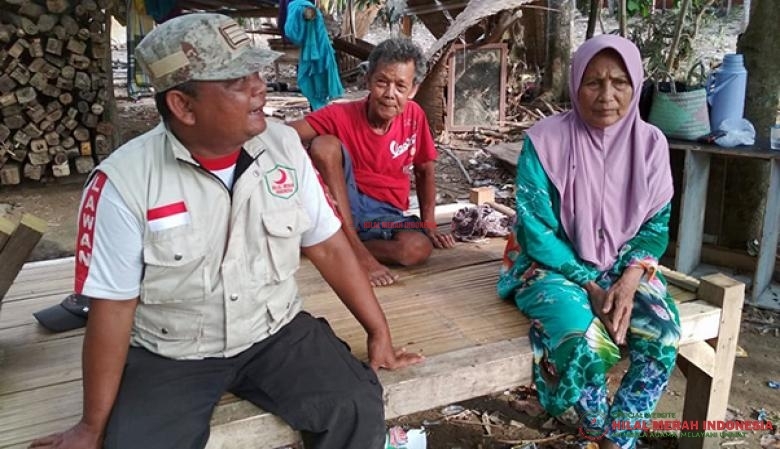 Entang Ahmad Hidayat, salah seorang relawan HILMI-FPI Jawa Barat melakukan pendekatan dengan salah seorang korban tsunami di Desa Cogorondong, Kecamatan Sumur, Pandeglang-Banten