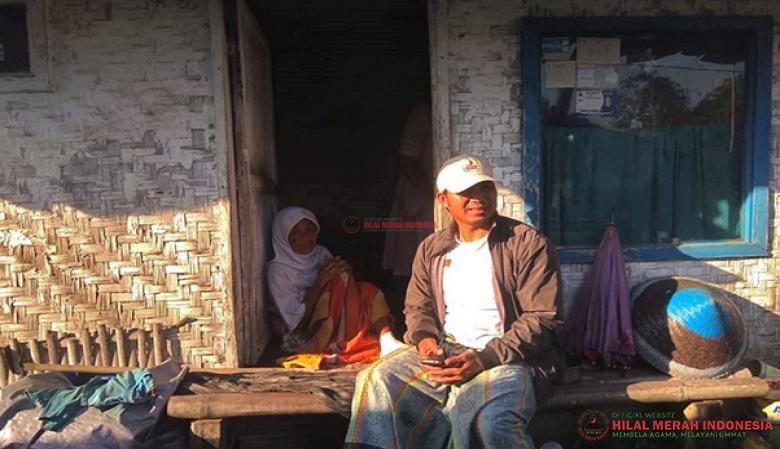 Muhammad Rahman, Bendahara DPW HILMI-FPI Tasikmalaya bersama Mak Ici, nenek jompo yang kakinya infeksi karena tersengat kalajengking