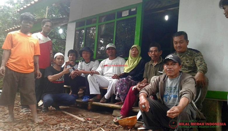 HILMI-FPI berhasil merenovasi rumah Mak Isah, kini tinggal pemasangan papan serta dapur untuk atap dan tampak depan sudah selesai