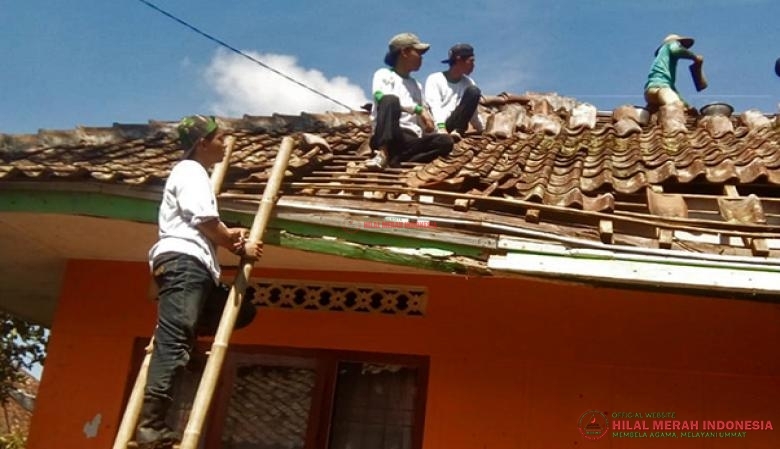 Para Relawan dari Laskar FPI Ciahaurbeuti dan Ciamis membantu dua rumah warga yang rusak akibat diterjang puting beliung