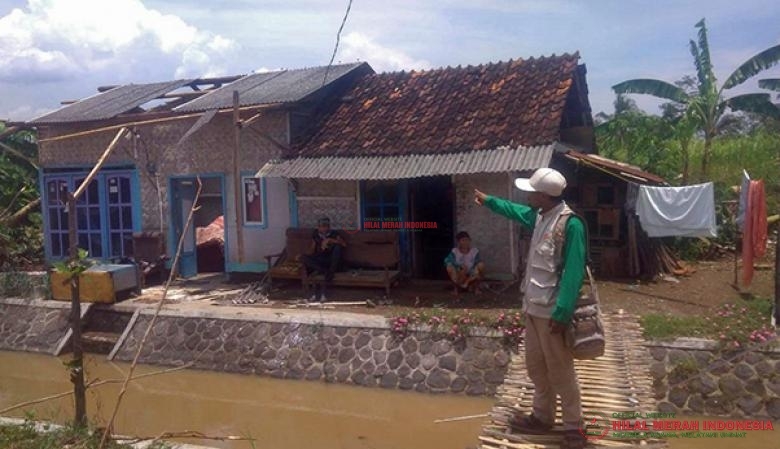 Salah seorang relawan DPW HILMI Ciamis melakukan penyurveian lokasi korban angin puting beliung di Ciamis-Jawa Barat