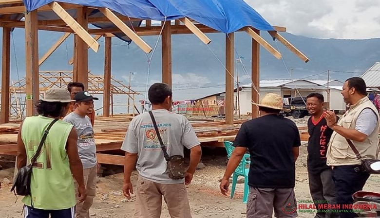 Ketua Umum DPP HILMI-FPI sedang berbincang-bincang dengan para nelayan di Kampung Mamboro, Palu-Sulawesi Tengah