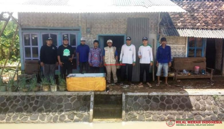 HILMI-FPI melakukan serah-terima bantuan kepada korban angin puting beliung Rancah disaksikan oleh Kepala Desa Bangunharja, Bapak Cariki, S.AG, Mpdi