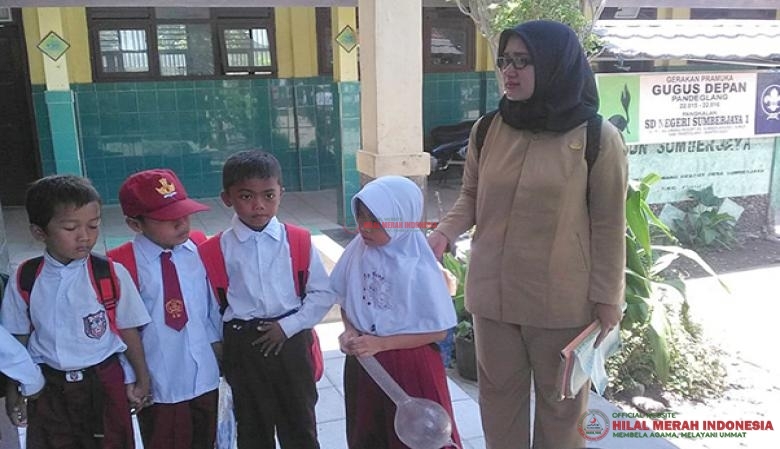 Anak-anak sekolah SDN Sumber Jaya diberikan sumbangan perlengkapan sekolah oleh DPD HILMI-FPI Banten