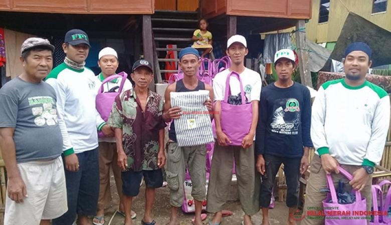 DPW FPI Makassar menyalurkan bantuan paket sembako dan selimut untuk korban banjir bandang di Desa Lembangloe, Kelurahan Balang, Kecamatan Binamu, Jeneponto-Sulawesi Selatan