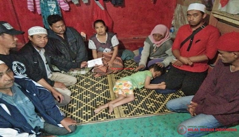 Kedatangan para relawan HILMI-FPI langsung disambut oleh Khairul Nasution, orangtua Handayani yang menderita penyakit hydrocepalus sejak berusia 3 bulan