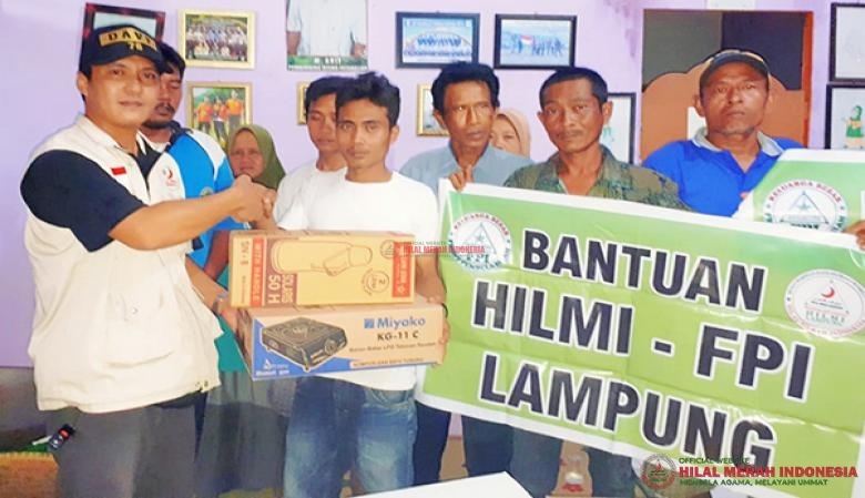 Ketua DPD HILMI-FPI Lampung, H. Davy Eka Saputra,.S.Kep bersama Imam Daerah FPI Lampung, Habib Umar Bin Abdillah Assegaf serta Dewan Tanfidzi DPW FPI, Laskar FPI Pringsewu memberikan bantuan donasi kepada para korban angin puting beliung Lampung