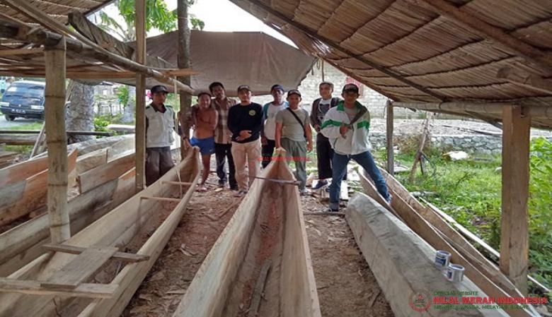 HILMI-FPI Sulteng dan Rabithah Alawiyah menyurvei proses pembuatan perahu untuk para nelayan korban tsunami