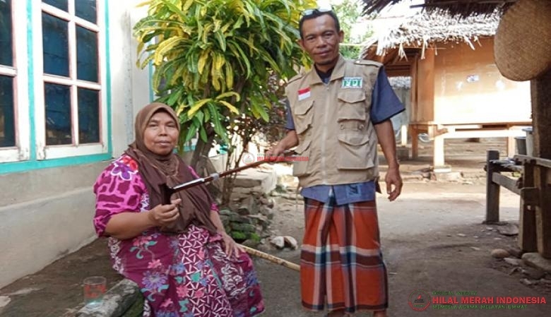 Penyerahan tongkat kepada korban patah kaki akibat reruntuhan gempa bumi di NTB