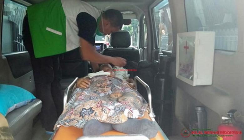 DPP HILMI-FPI membantu mengevakuasi Ibu Suryatmi bersama tim medis Bandara Soekarno-Hatta menuju Rumah Singgah