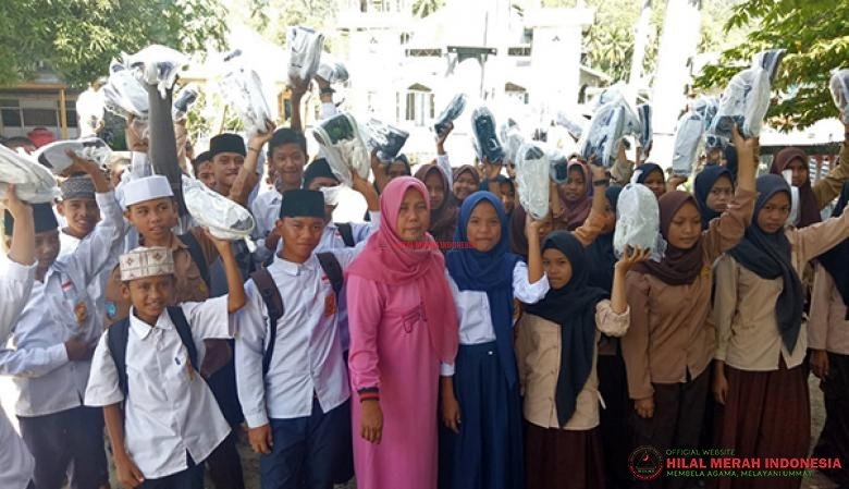 Ekspresi kegembiraan dari Siswa-dan siswi korban tsunami Palu, penerima bantuan sepatu