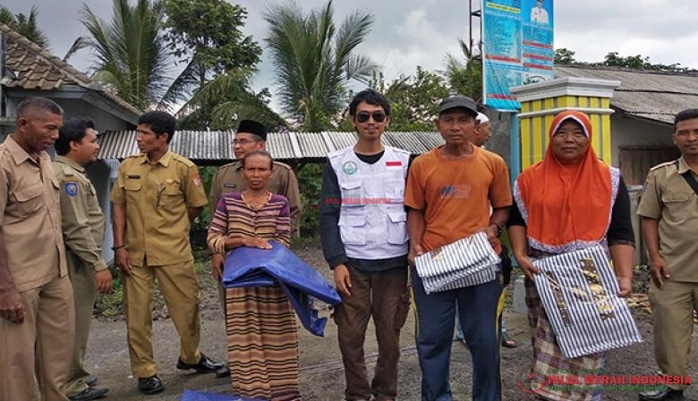 Beserta Kepala Desa (Kades) Lenek Daya, HILMI-FPI juga menyerahkan bantuan terpal serta selimut kepada warga korban gempa bumi NTB