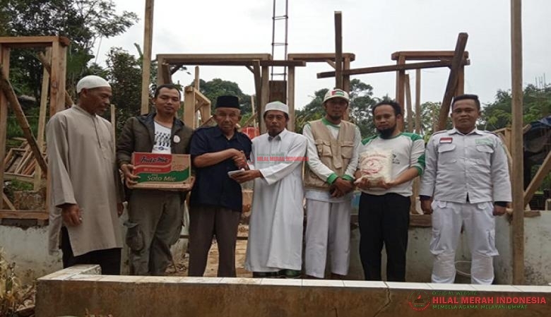 HILMI-FPI DPW Kabupaten Sukabumi serta DPC FPI Kecamatan Ciambar meninjau lokasi musibah kebakaran serta menyampaikan bantuan berupa uang tunai, baju laik pakai serta beberapa paket sembako kepada korban.