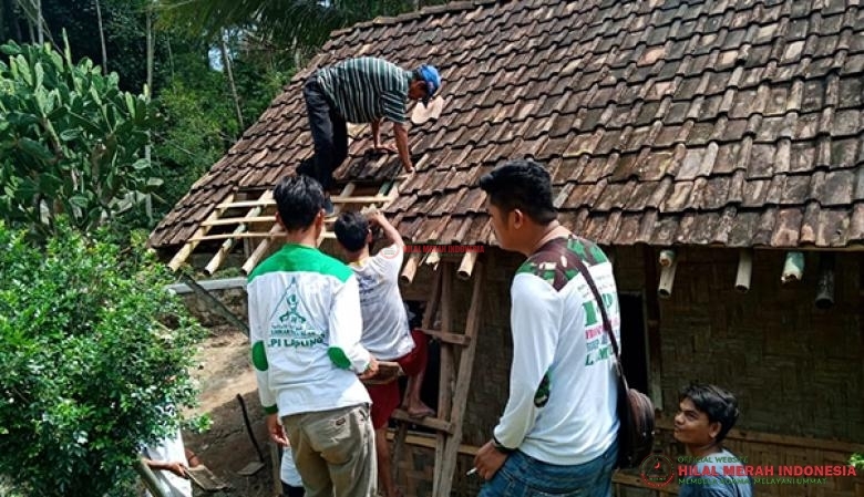 Para Relawan HILMI-FPI Lampung membantu rumah warga yang terkena dampak banjir bandang
