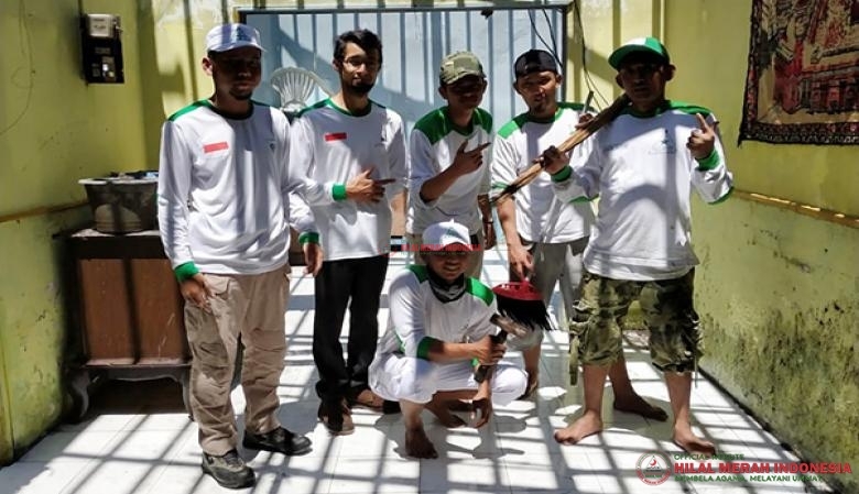 Tim Relawan DPW HILMI-FPI Malang, saat usai membersihkan puing-puing material rumah Ibu Alfiyah, janda lansia korban kebakaran