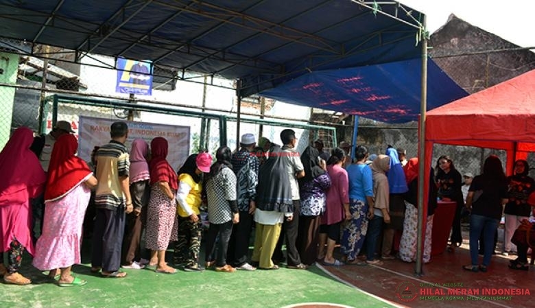 Waraga berbondong-bondong memeriksakan kesehatan mereka di acara Baksos HILMI-FPI bersama Komunitas Indonesia Tersenyum