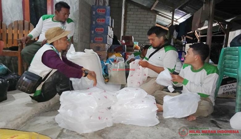 Para relawan dari Laskar DPD FPI Sulteng, kini tengah menyiapkan paketan sumbangan untuk disalurkan kepada para pengungsi korban Banjir Bandang di Desa Bangga, Kec. Dolo Barat, Kab. Sig