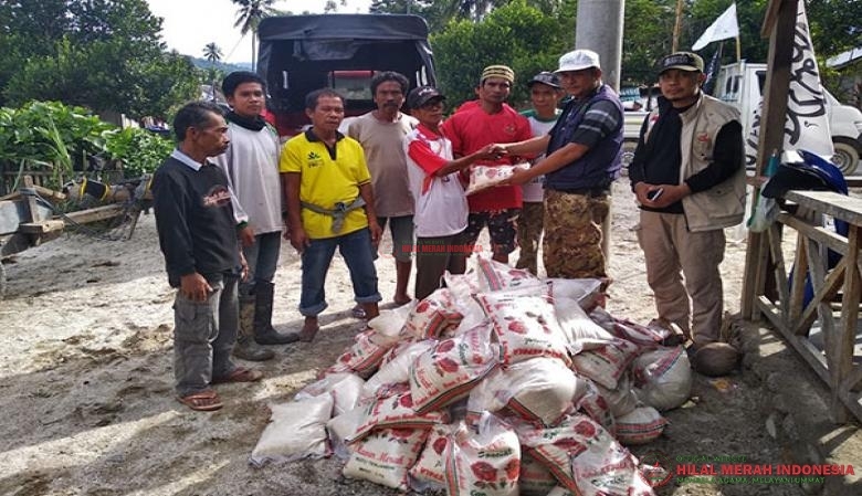 Penyerahan bantuan sembako dari DPD-FPI Sulteng kepada warga korban banjir bandang di Sigi-Sulawesi Tengah