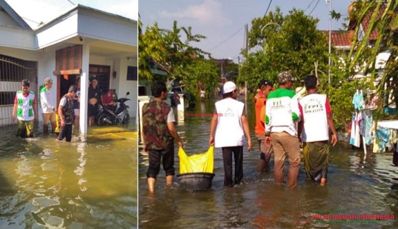 Tim Relawan HILMI-FPI membantu warga korban banjir bandang di Gresik-Jawa Timur