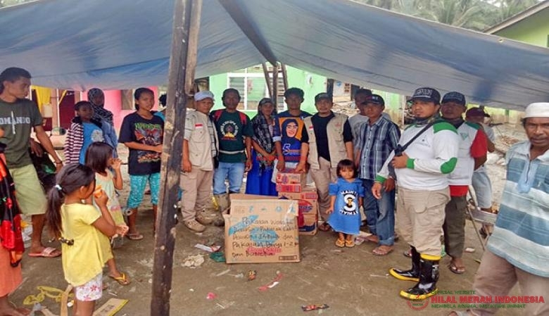 Penyerahan sumbangan logistik serta donasi yang dilakukan para relawan HILMI-FPI Sulteng kepada korban banjir bandang Sigi-Sulawesi Tengah